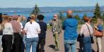 Ei gruppe menneske følger med på guiding med Oslofjorden i bakgrunnen